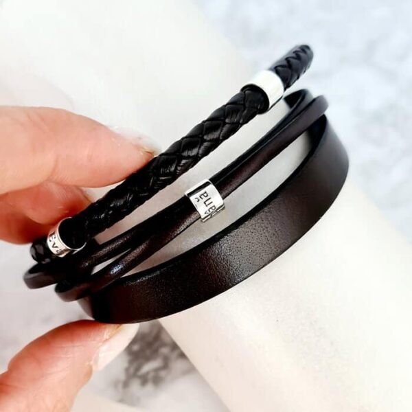 Bratara Gentleman – Model barbatesc cu piele maro – Cilindri cu gravura personalizata din Argint 925 – Inchizatoare neagra inox