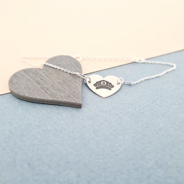 Bratara Inima cu cascheta de politist gravata – Argint 925, lantisor