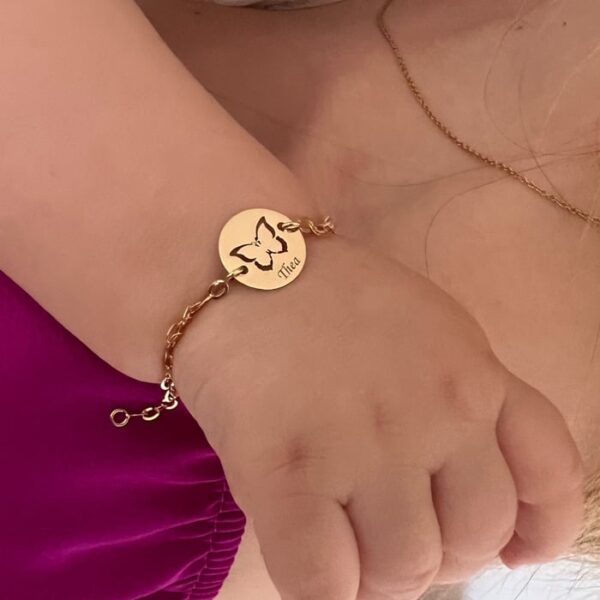 Bratara personalizata cu nume – Fluture decupat – Aur Galben 14K – Banut 12 mm diametru – Cu lantisor fata/baiat