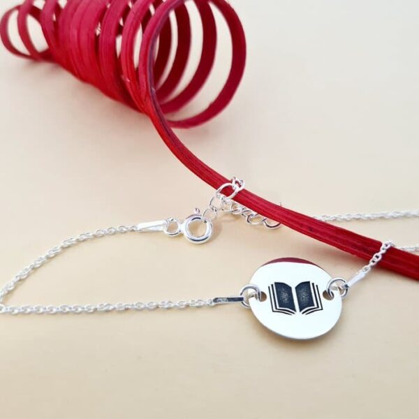 Bratara personalizata cu simbol materie scoala – Carte – Banut de 15 mm cu lantisor – Argint 925