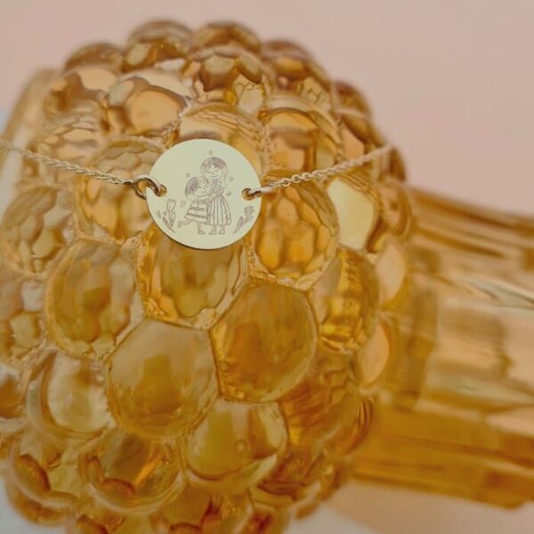 Bratara personalizata – Mama si fiica – Imbratisare – banut 12 mm si lantisor – Aur Galben 9K