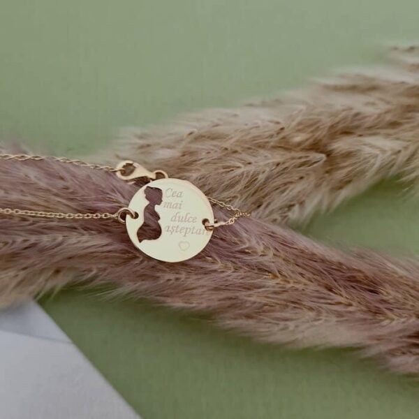 Bratara personalizata – Viitoare Mamica – banut 15 mm si lantisor – Aur Galben 9K