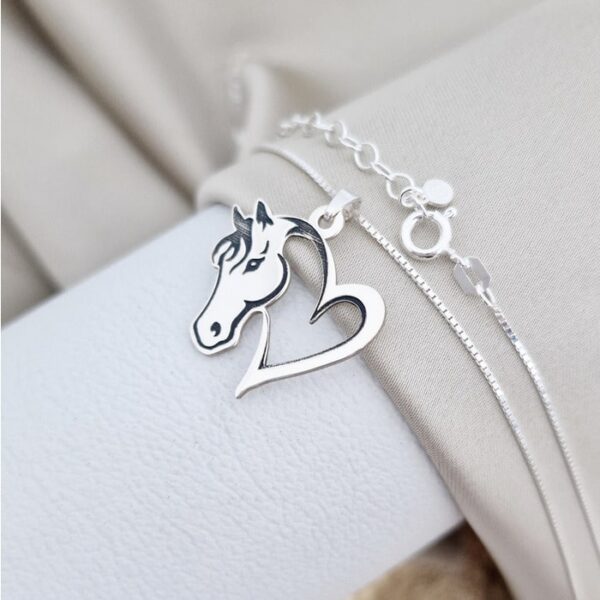 Lantisor cu pandantiv cal si inima – Argint 925