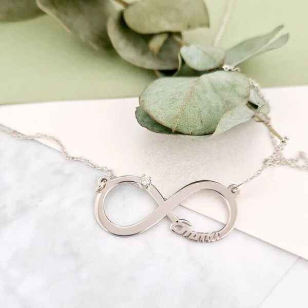 Lantisor cu pandantiv fermecat – Infinit personalizat cu nume si Diamant natural in casetuta – Argint 925 Rodiat