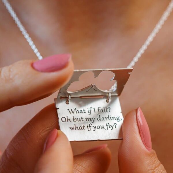 Lantisor cu pandantiv fluture decupat si mesaj ascuns – Argint 925