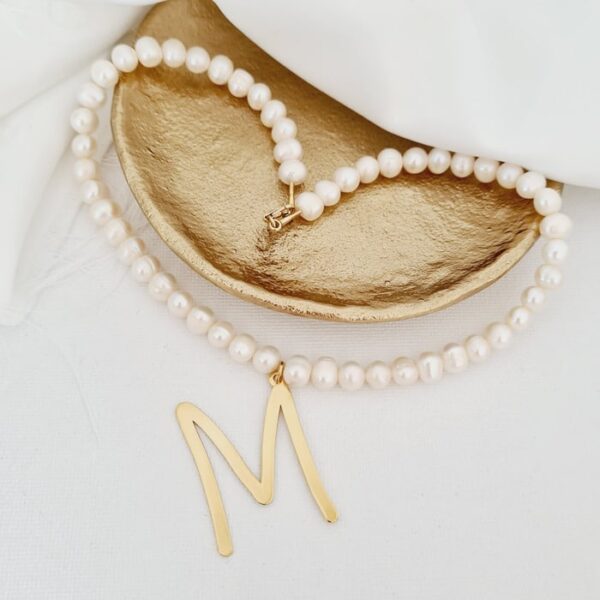 Lantisor cu Perle – Majuscula intensa – Model sirag perle cu initiala mare – Argint 925 placat cu Aur Galben 18K