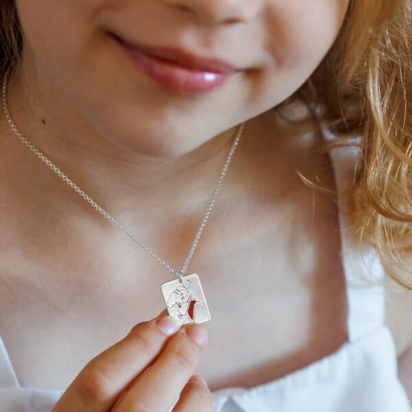 Lantisor MARIA colectia Our Children – Pandantiv fetita cu fular rosu – Argint 925 si email