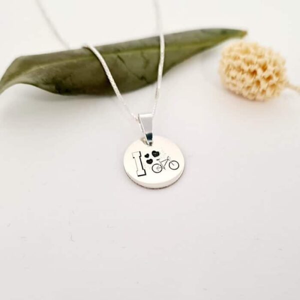 Lantisor personalizat cu simbol materie scoala – Educatie fizica – Banut de 15 mm cu lantisor – Argint 925