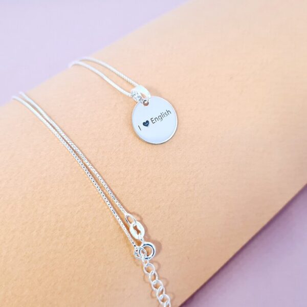 Lantisor personalizat cu simbol materie scoala – Engleza – Banut de 15 mm cu lantisor – Argint 925
