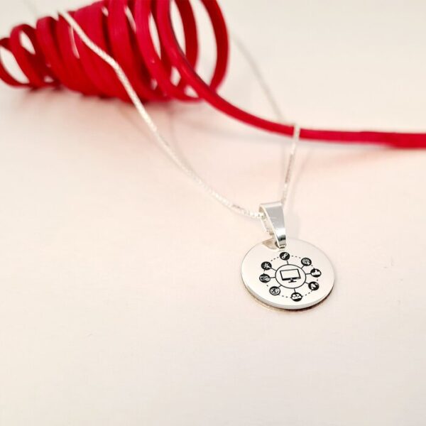 Lantisor personalizat cu simbol materie scoala – Informatica – Banut de 15 mm cu lantisor – Argint 925