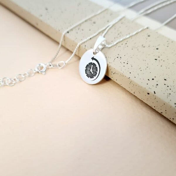 Lantisor personalizat cu simbol materie scoala – Istorie – Banut de 15 mm cu lantisor – Argint 925