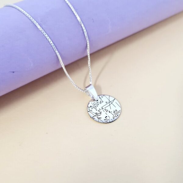 Lantisor personalizat cu simbol materie scoala – Matematica – Banut de 15 mm cu lantisor – Argint 925