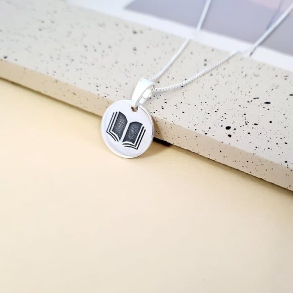 Lantisor personalizat cu simbol materie scoala – Romana – Banut de 15 mm cu lantisor – Argint 925