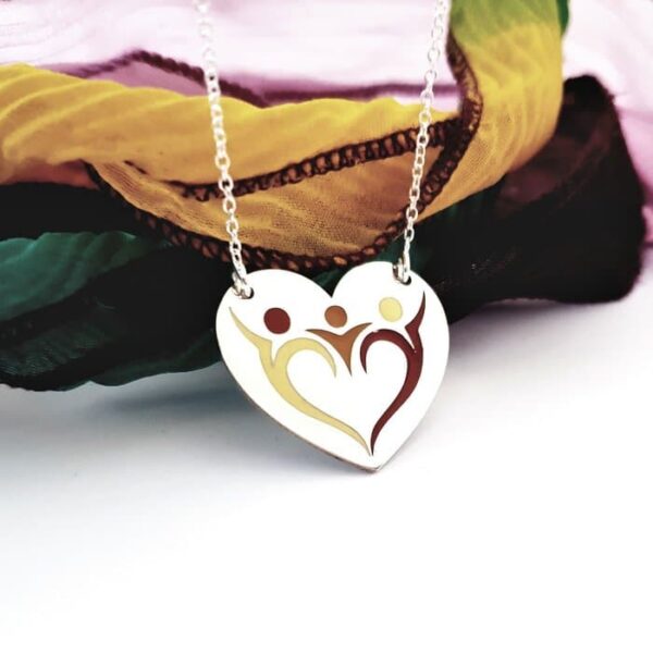 Lantisor personalizat si decorat cu email colorat – Pandantiv inima – Familie 3 membri – Argint 925