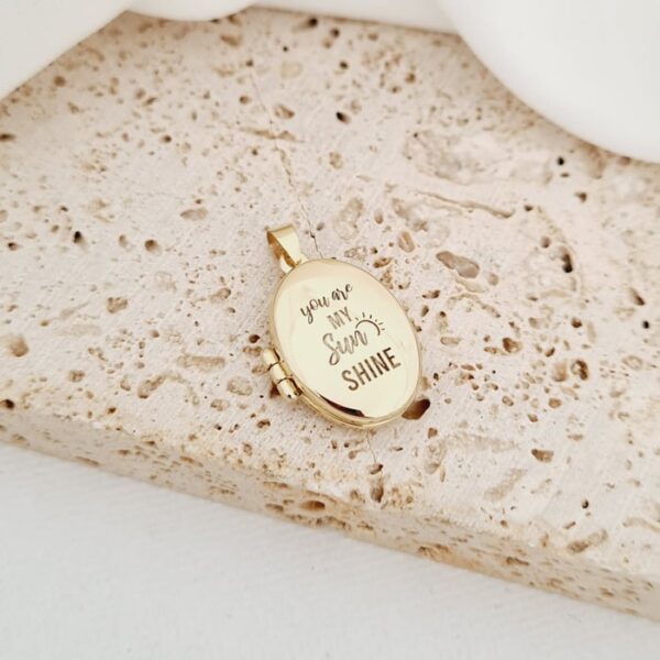 Medalionul Amintirilor – Pandantiv Aur Galben 9K – Model OVAL cu poze in interior si mesaj personalizat