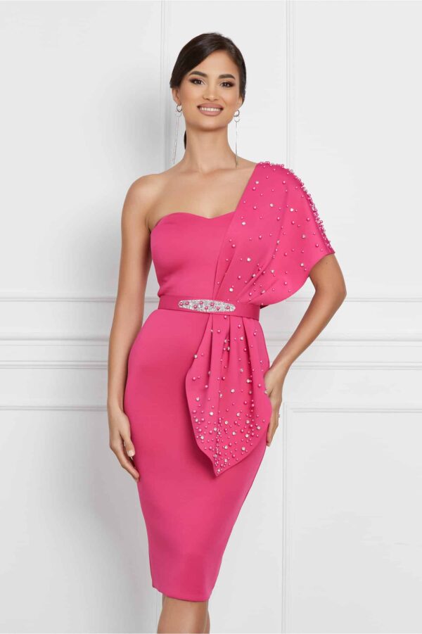 Rochie Antonia fucsia din neopren cu un umar gol accesorizata cu perle