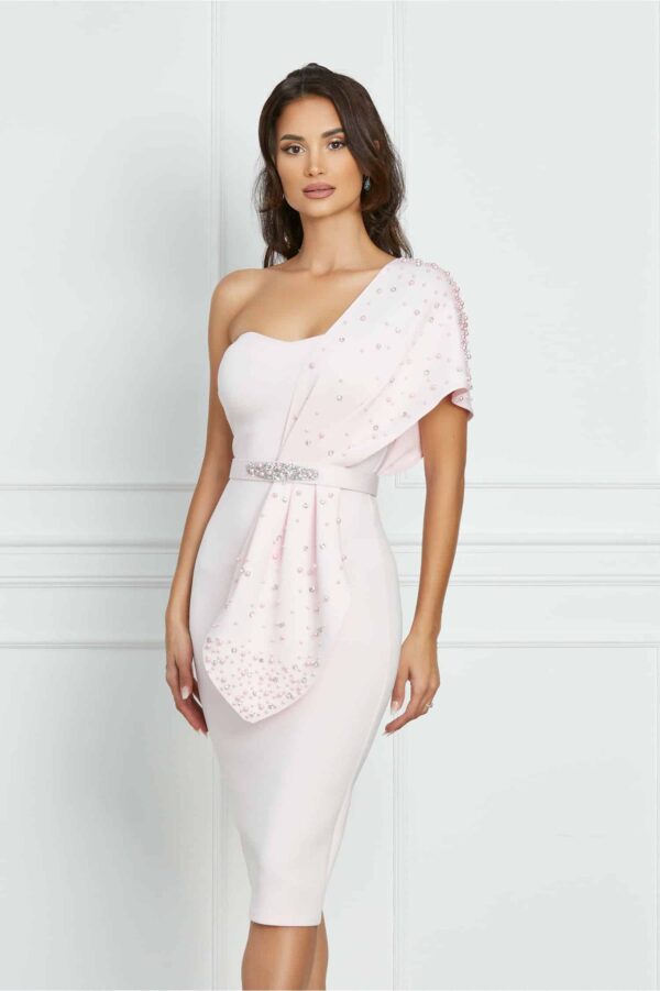 Rochie Antonia roz din neopren cu un umar gol accesorizata cu perle