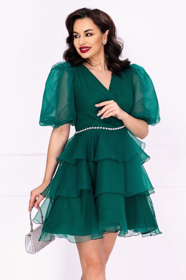 Rochie de ocazie verde din organza in clos accesorizata cu strssuri