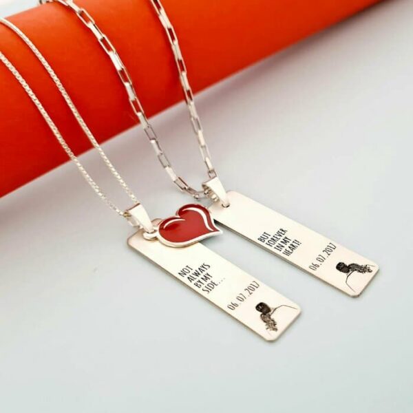 Set lantisoare cu pandantive dreptunghiulare personalizate – El si Ea – Argint 925 cu finisare aspect mat – Pandantiv inima decorat cu email colorat