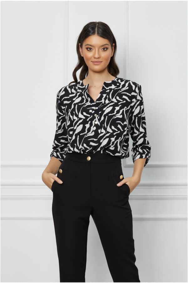 Bluza Caterina neagra cu imprimeuri albe si maneci prinse cu nasturi