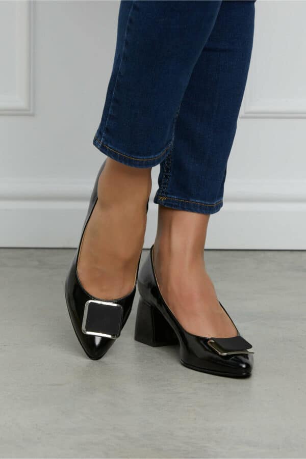 Pantofi negri lacuiti cu aplicatie pe varf