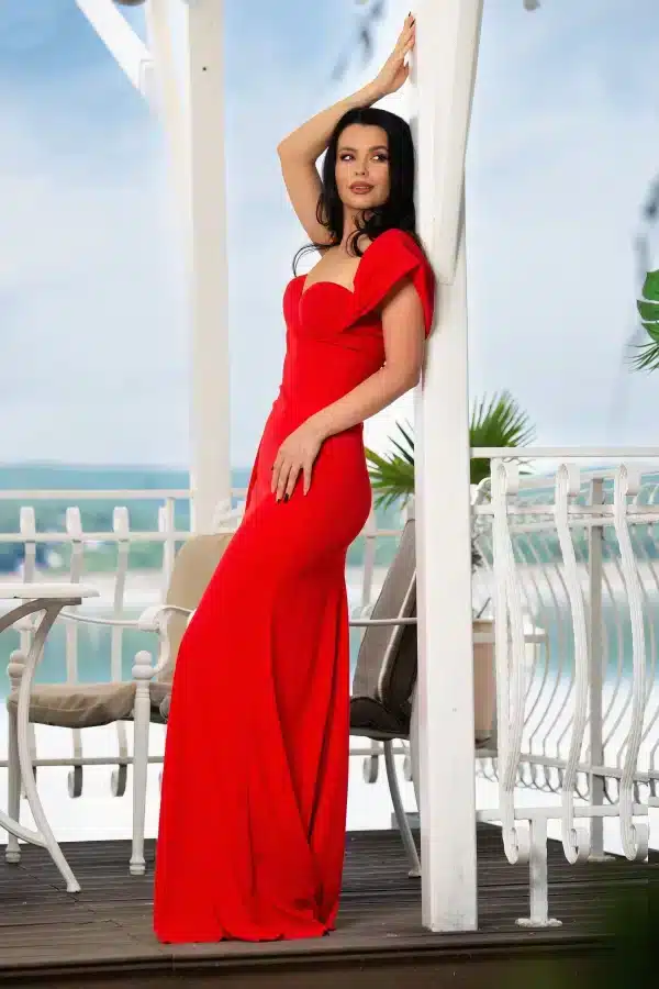 Rochie lunga de seara Fatima rosie cu trena pe o parte