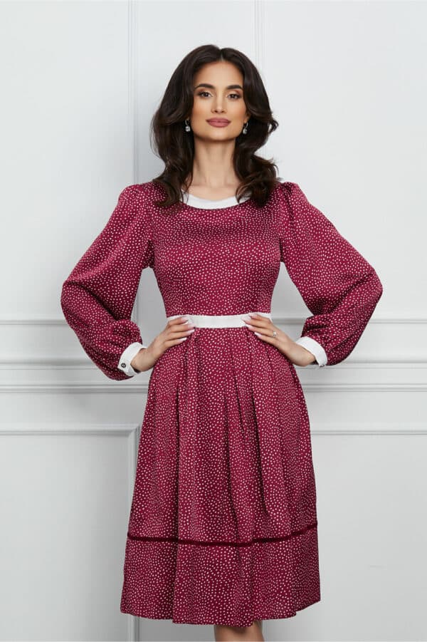 Rochie Dorina bordo cu buline albe si pliuri pe fusta