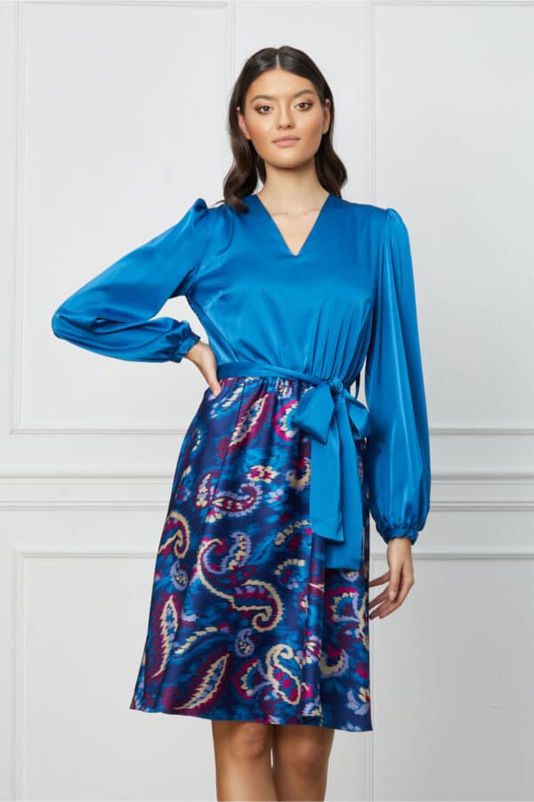 Rochie Dy Fashion albastra cu imprimeu rosu pe fusta si cordon in talie