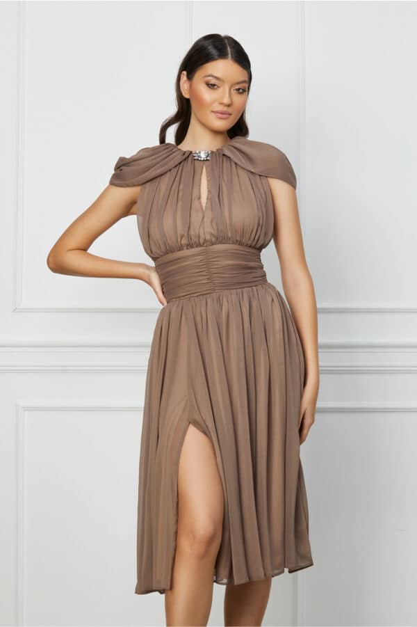 Rochie Dy Fashion maro din voal cu accesoriu la decolteu