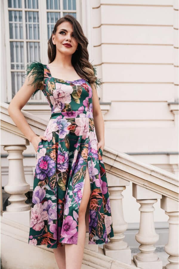 Rochie Dy Fashion verde cu imprimeuri florale si pene la umeri