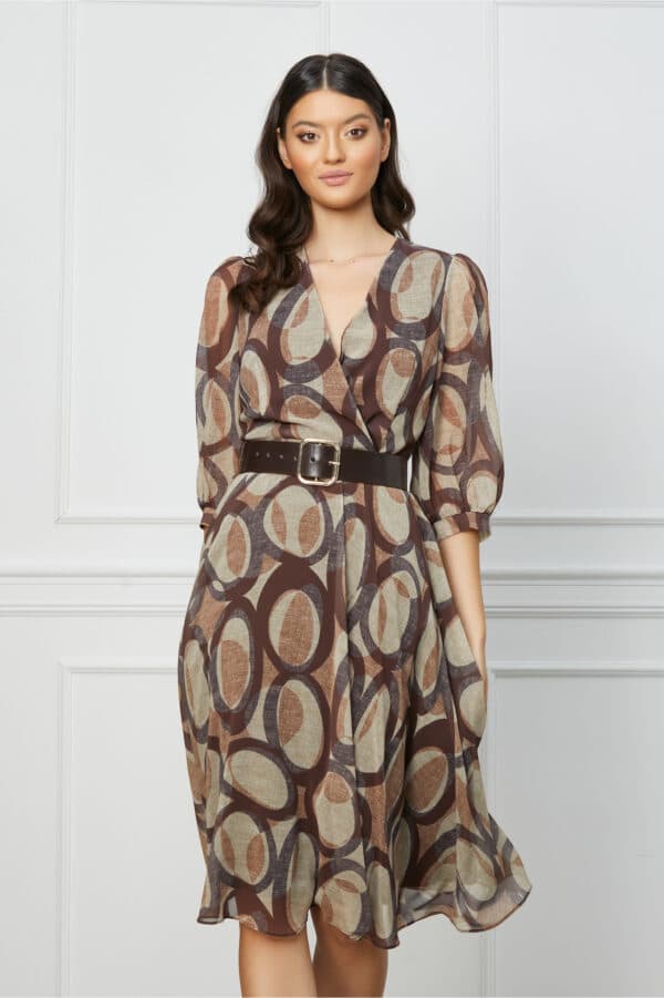 Rochie Gianina maro cu imprimeuri bej si curea in talie