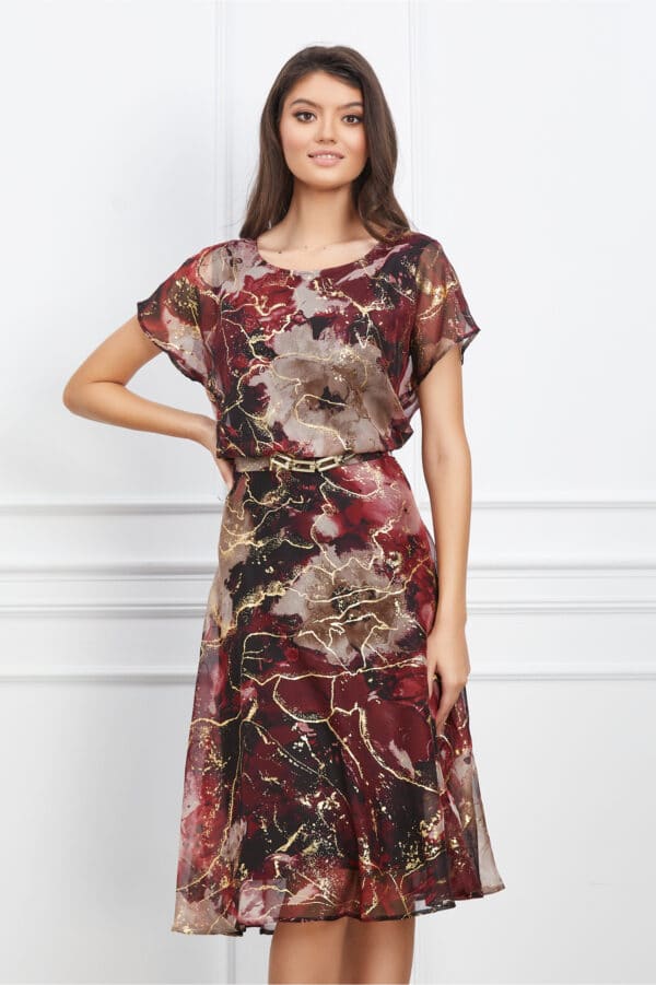 Rochie Maira bordo cu imprimeu auriu si accesoriu in talie