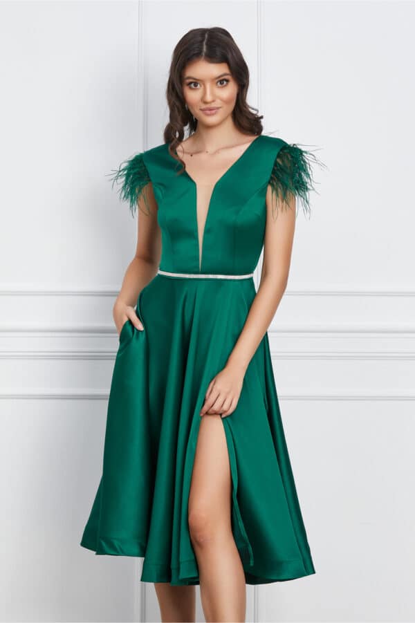 Rochie MBG verde din satin cu pene la maneci
