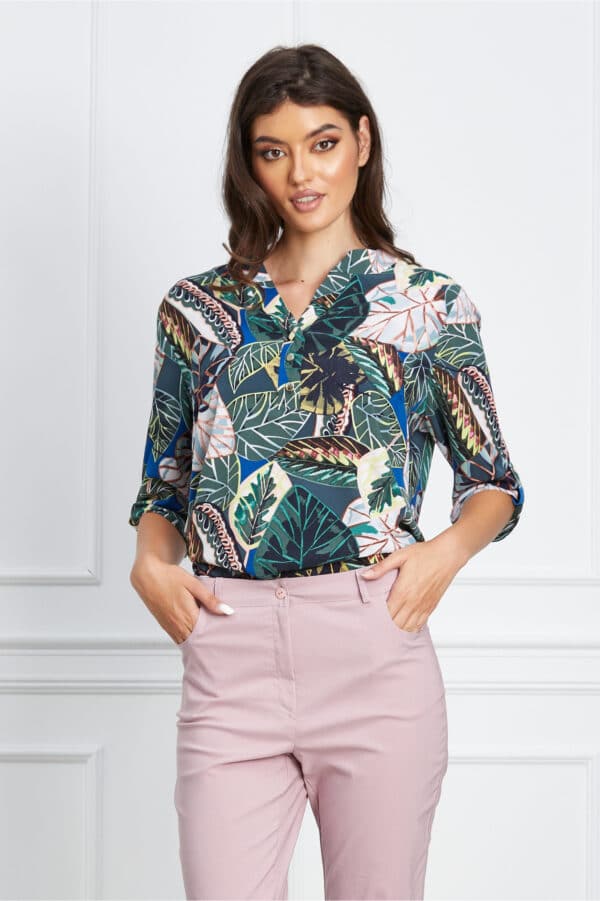 Bluza Caterina bleu cu imprimeu exotic si maneci prinse cu nasturi