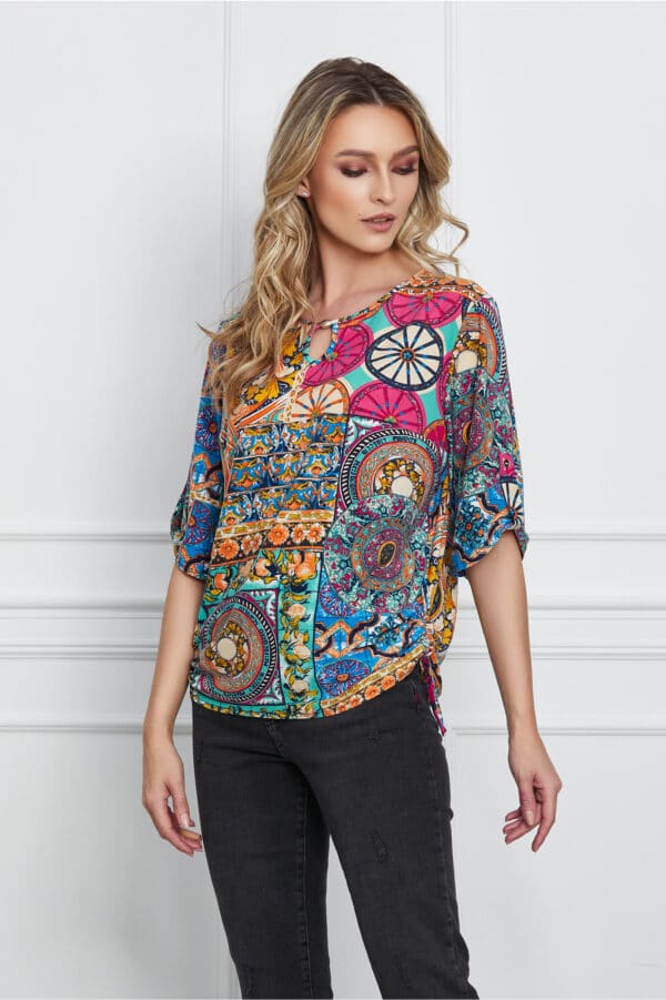 Bluza Denisa cu imprimeu colorat si snururi reglabile la baza