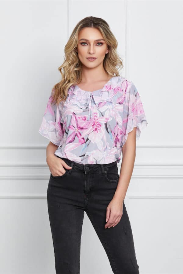 Bluza Isabela bleu cu flori roz si maneci scurte