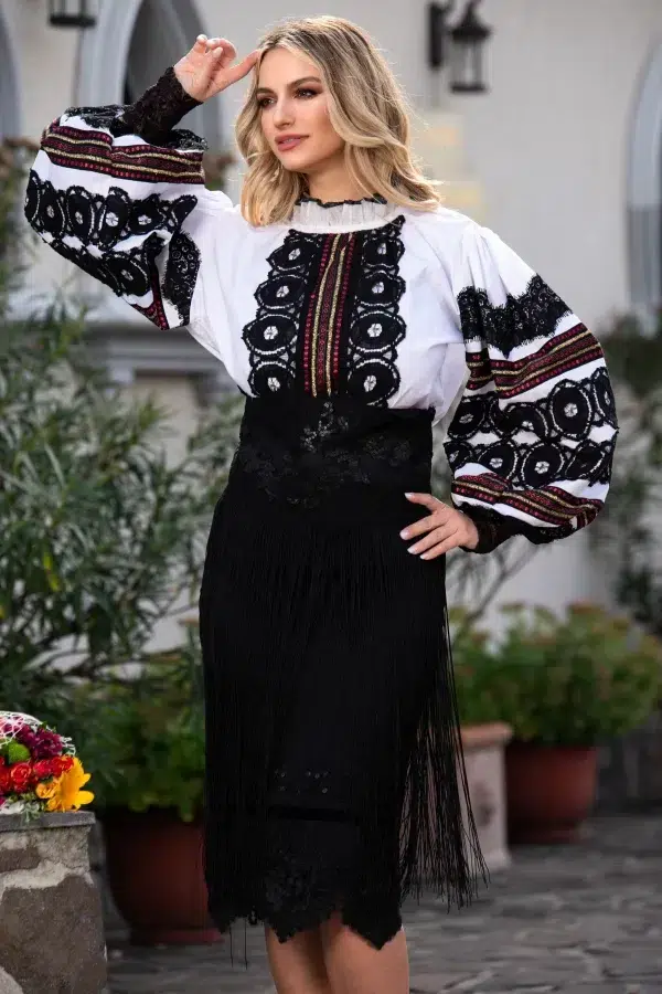 Brau din bumbac cu aplicatii din broderie dantelata si franjuri Legendaria by Venezia