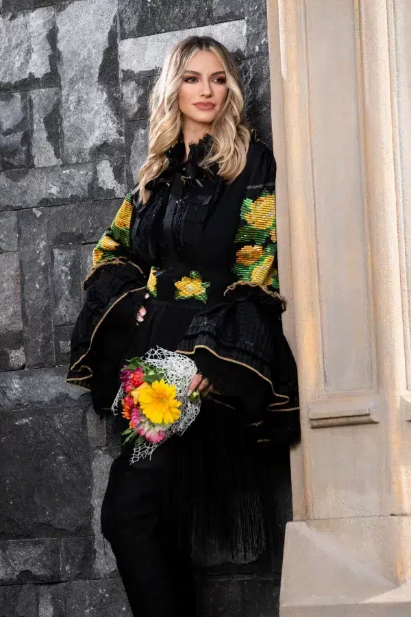 Brau din bumbac cu trandafiri galbeni brodati si franjuri Legendaria by Venezia