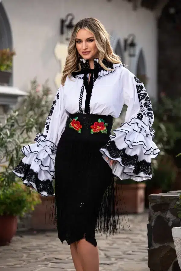 Brau din bumbac cu trandafiri rosii brodati si franjuri Legendaria by Venezia