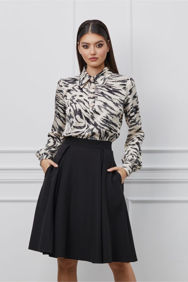 Camasa MBG ivory cu imprimeuri negre si nasturi la bust