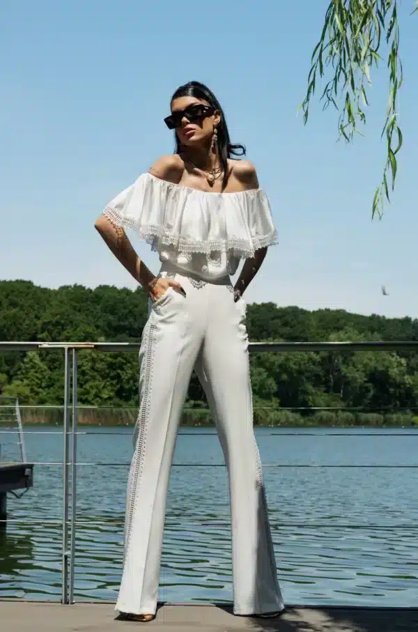 Compleu elegant cu pantalon evazat si buza prevazuta cu volane si broderie