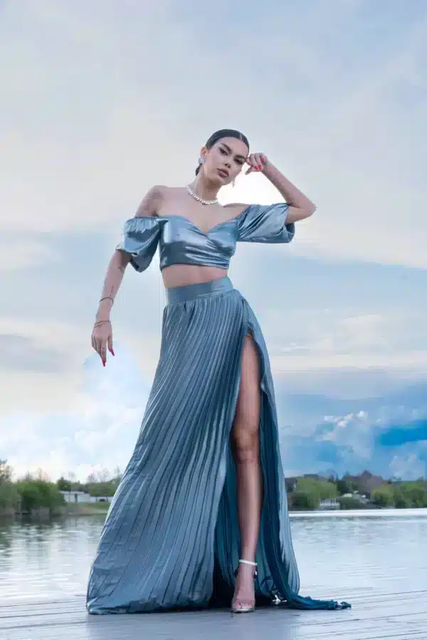 Compleu elegant format din doua piese cu fusta lunga plisata si corset pe umeri de culoare gri-bleu