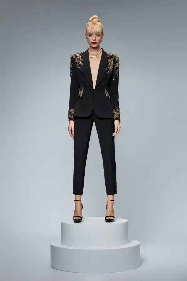 Compleu elegant negru cu pantaloni conici si sacou cambrat accesorizat cu detalii pretioase