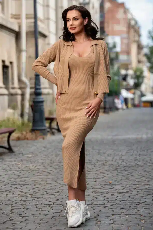 Compleu trendy bej din tricot fin cu rochie cambrata si pulover