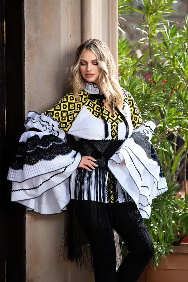 Ia Domnitei de inspiratie traditionala cu maneci din organza Legendaria by Venezia