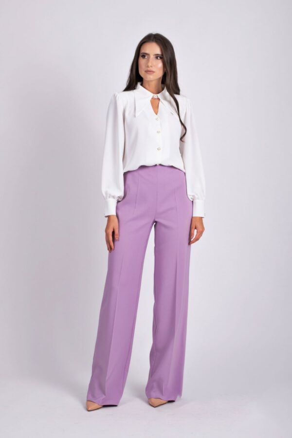 Pantaloni evazati cu talie inalta de culoare lila