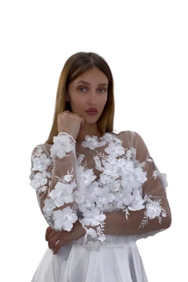 Rochie alba din tafta accesorizata cu flori 3D slit adanc pe picior si buzunare laterale