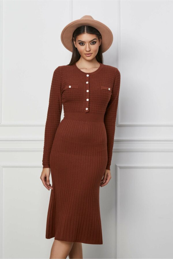 Rochie Alesia maro din tricot cu nasturi perlati la bust