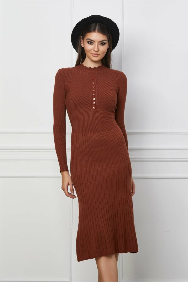 Rochie Amy maro din tricot reiat cu nasturi la bust si guler incretit