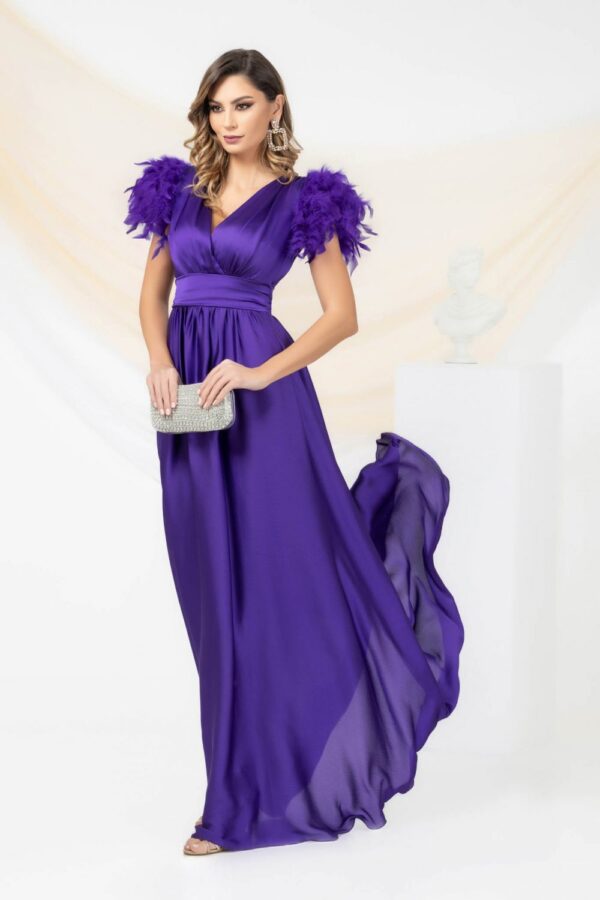 Rochie eleganta lunga de culoare mov din voal prevazuta cu pene la maneci